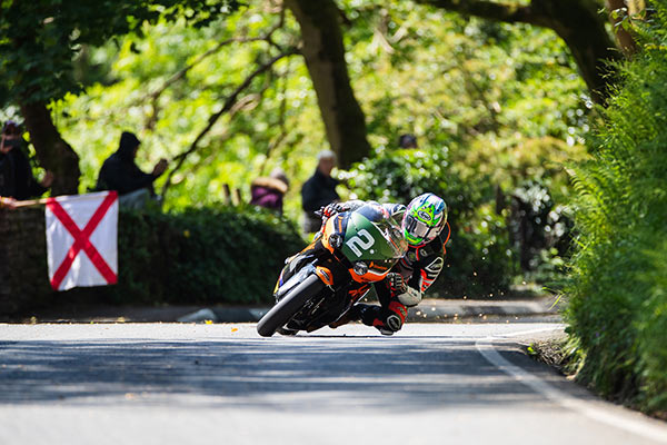 Jamie Coward knee down during a curve at Glen Helen during the TT supertwin race